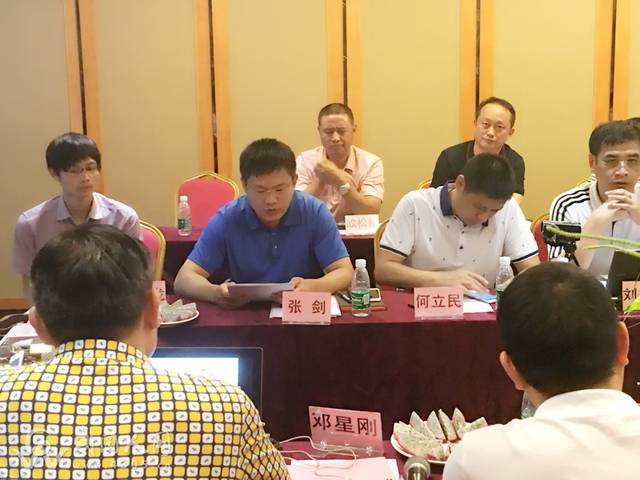 筹委会成员刘剑波先生宣读《广东省湖南武冈商会商会章程》