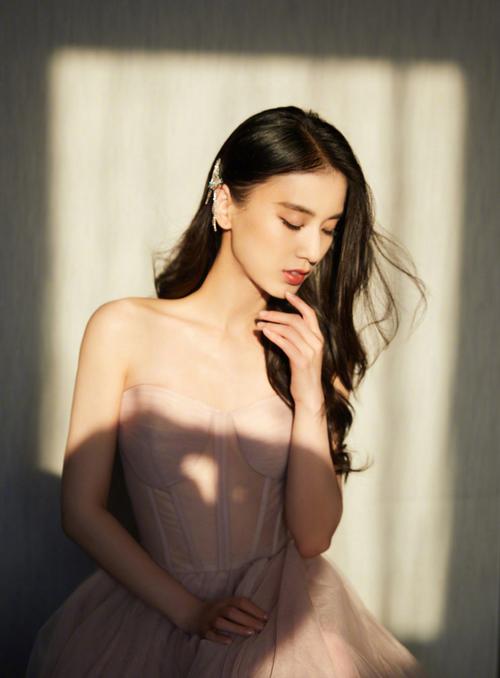 简介:黄圣依性感抹胸裙写真图片,分享一组黄圣依图片给大家,图中的