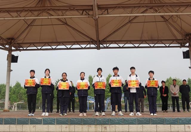 临沂一中南校区2020级举行升旗仪式