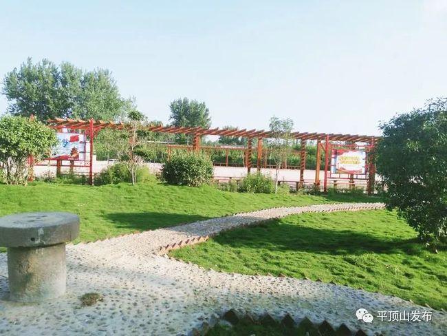 湛河区曹镇乡吉村的休闲广场,小游园(图1)