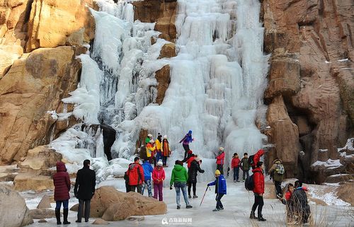 高清:崂山北九水冰瀑惊艳 三水冰挂高度超20米