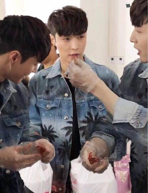 全世界的贝壳女孩一起抢张艺兴就算了,男饭凑哪门子热闹?