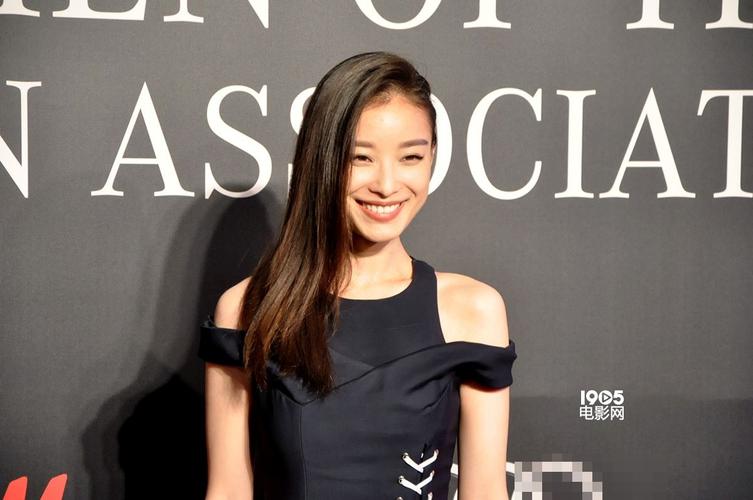 倪妮黑裙出席时尚盛典 秀线条摩登优雅气场十足