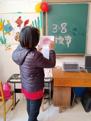 包庄幼儿园小班"三八妇女节"感恩活动