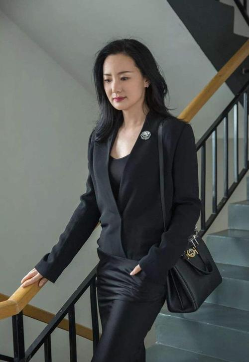咏梅的气质真高级,穿一身白西装优雅淡然,值得妈妈辈女人学习