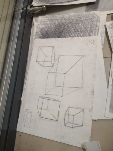 正方体帮助我们理解了透视,同时我也学会了举一反三,将正方体的透视