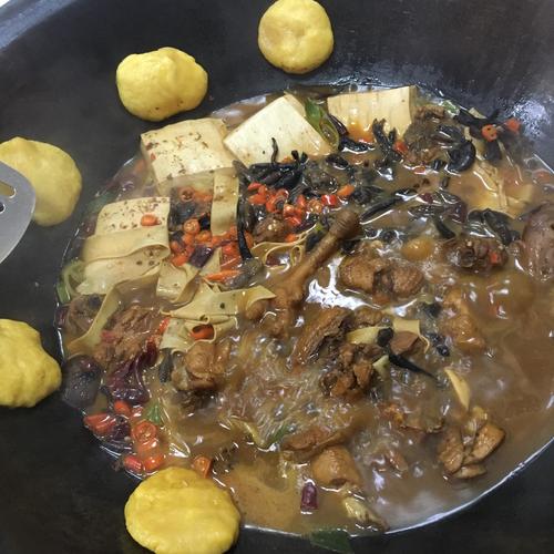 老灶台铁锅炖