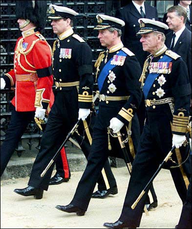 (图8)     英国王室中菲利普亲王(图右)二战期间曾在英国皇家海军