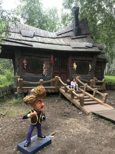 在光头强的小木屋前拍照,仿佛真的置身于童话森林里.