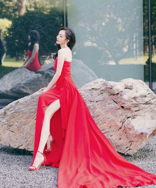 倪妮:亮片吊带裙尽显风情