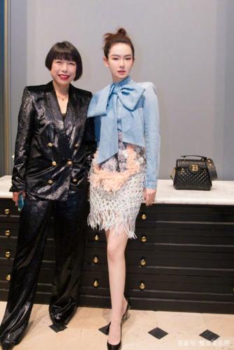 看戚薇与别人合照,才知她的1米2大长腿是"站"出来,长