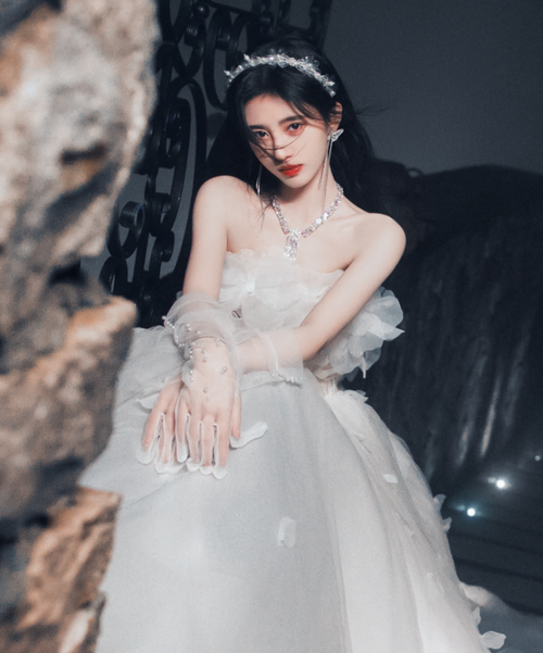 还不忘对她当天的造型一通夸赞,鞠婧祎分别以黑色和白色为主旋律,完美