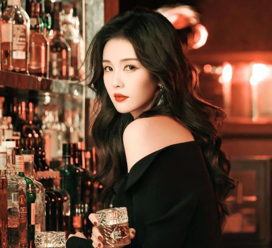 白鹿新代言广告太美了黑色礼服秀美丽香肩身材气质好优越