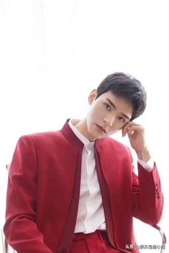 龚俊一身红衣中山装,很是帅气的呀