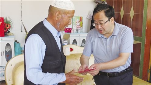 县委书记刘建昱慰问巴燕镇老党员