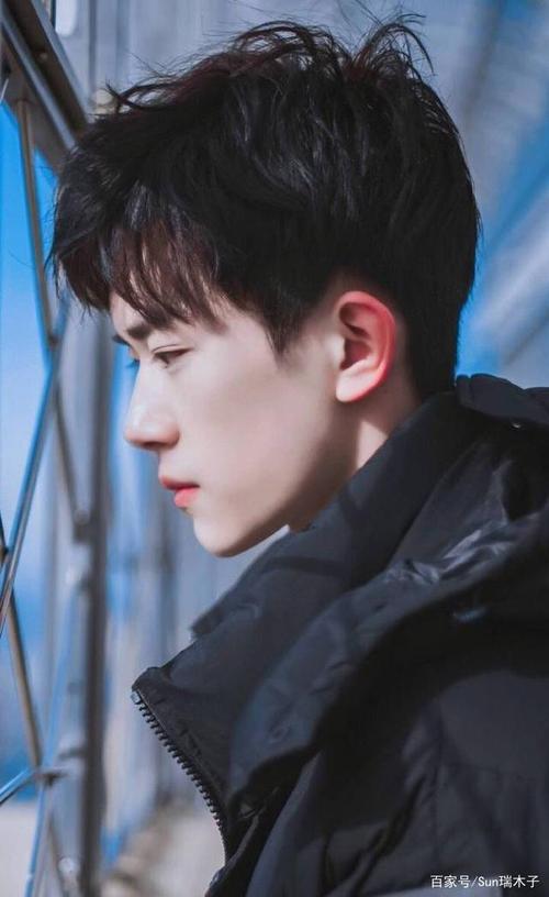 易烊千玺:侧颜就很绝,有男人的专属硬朗,也有少年清秀