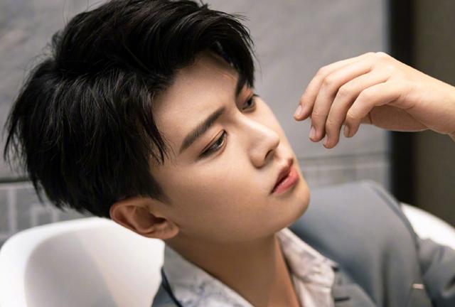 任嘉伦高清写真精选,面容白皙,五官立体