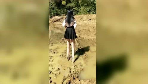 农村妹子真会玩,泥地里拍到这一幕,小猪佩奇看多了吧!