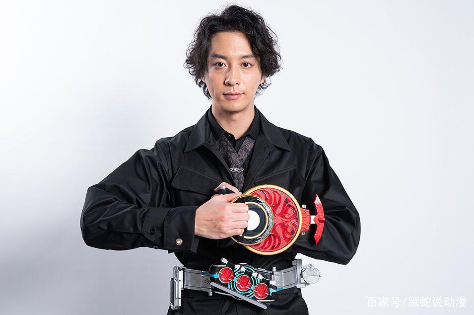 假面骑士ooo主演渡部秀特别访谈及现照公开 12年后颜值身材不变