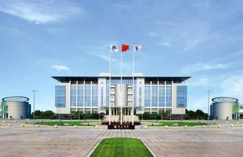 而且恒力集团已经年入6953亿元,拥有着12万员工和3家上市公司.