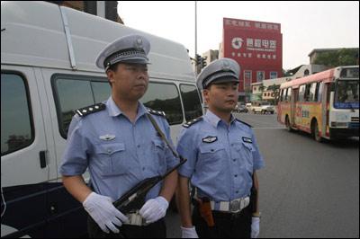 打击"两抢一盗" 长沙交警持枪械上路执勤(组图)