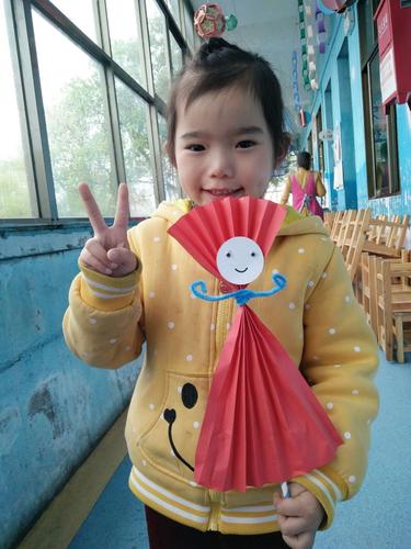 能在卡纸上塑造女孩的各种造型,并借助材料进行适当的装饰. 2.