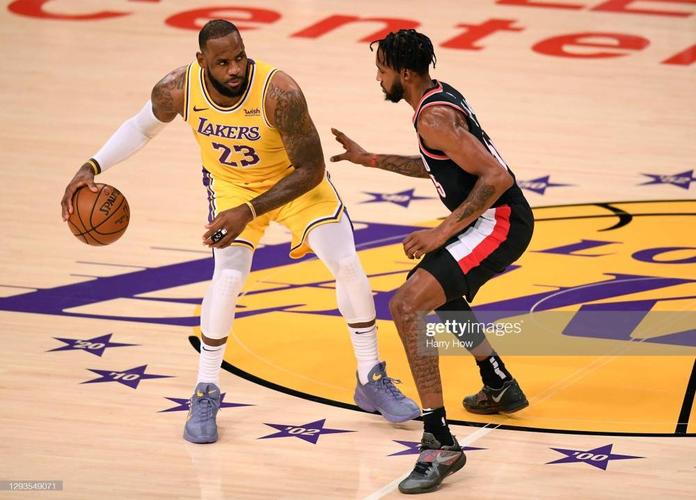 这个盖帽看上去十分精彩,詹姆斯极限盖帽身体素质同样出色的琼斯