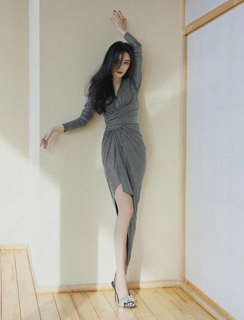 杨幂银色开叉钻饰连衣裙,性感神秘突显好身材!