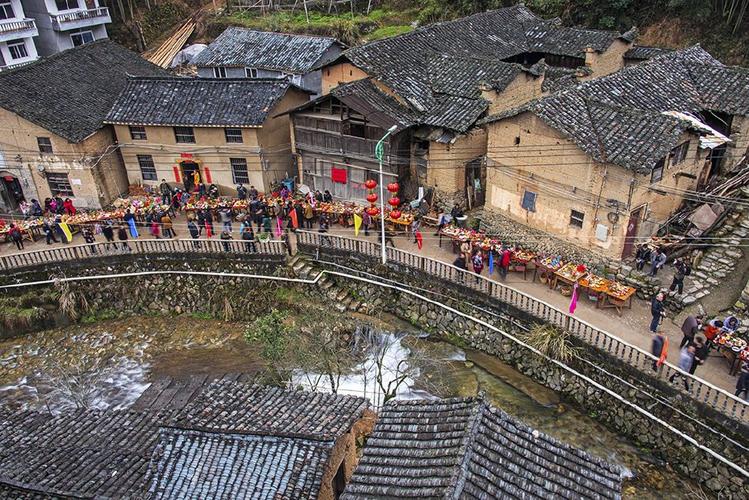 照片描述: 小竹溪村排祭,传统的民族活动,从楼顶看整个排祭活动,在溪