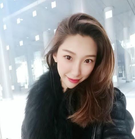何猷启妻女罕晒照素人妻子颜值不输明星2岁女儿神似赌王三太