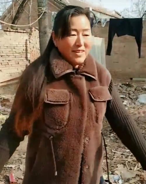 大衣嫂白鞋黑裤绒马甲小沟里刷垃圾桶有人说不搭网友