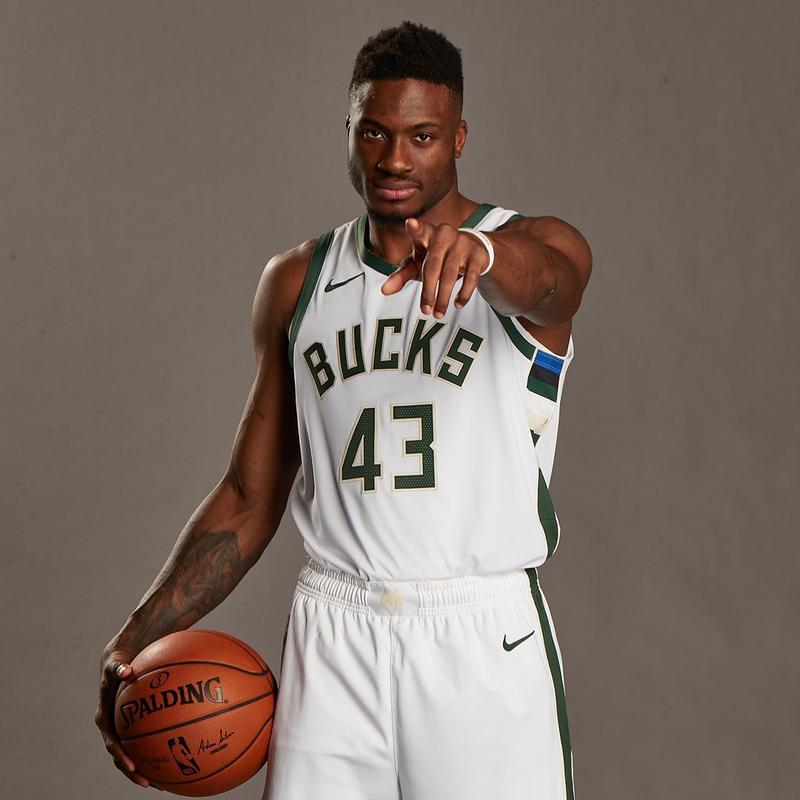 篮球都是人情世故呀!雄鹿续约萨纳西斯-阿德托昆博,两年底薪!