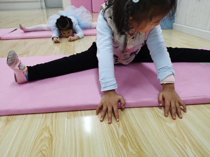 相比刚来时候的横叉开很多