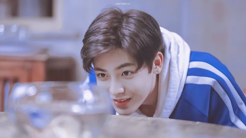 《人不彪悍枉少年》中饰演"花彪"的侯明昊