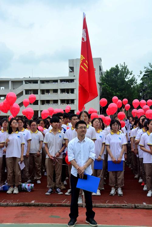 6月18日上午,阆中中学高2017级走进高三励志动员大会在古城校区运动场