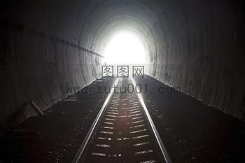 幼儿火车进山洞简笔画