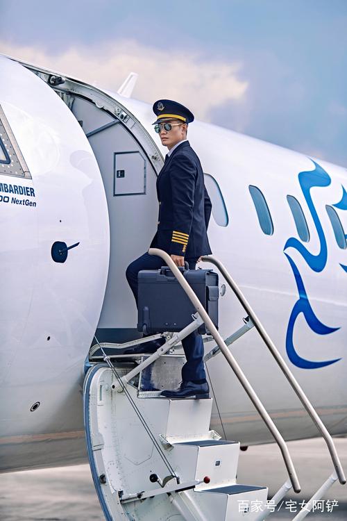 这位机长曾经是空军,后来在华夏航空工作,是目前飞行员中司龄最大的