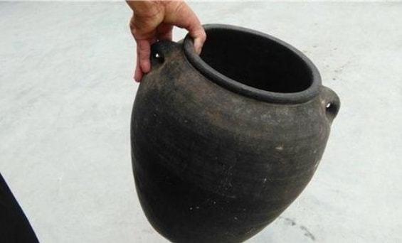 老人重病去世,三儿子丧心病狂把尸体装入瓮中安葬,夜里双双陪葬