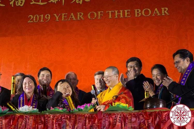 万人齐聚湛山欢庆新春,敲钟贺岁祝和平!