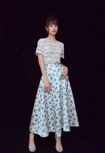 蓝盈莹这身材绝了,穿格子短款上衣配百褶裙,小蛮腰看得网友心动