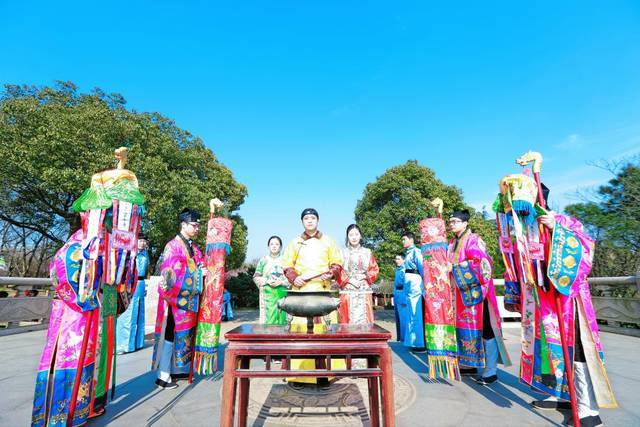 你瞧~乾隆仪仗队已登至上真观,观内道士纷纷出观恭迎圣驾.