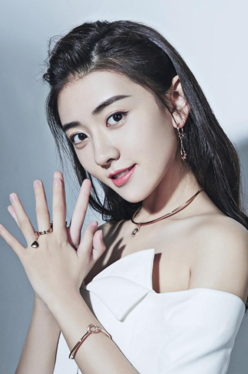 梁洁清新优雅时尚写真图片