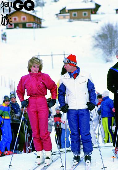 1985年,戴安娜王妃与查尔斯王子在度假时的滑雪装束.