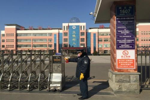 学校门卫尽职尽责,做好第一道防线,校园的疫情防控就有保障.