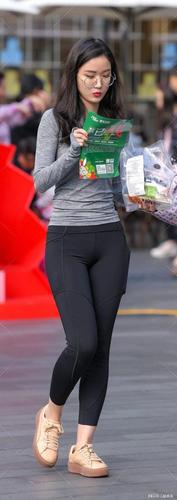 街拍四眼萌妹黑色紧身大翘臀真的好迷人