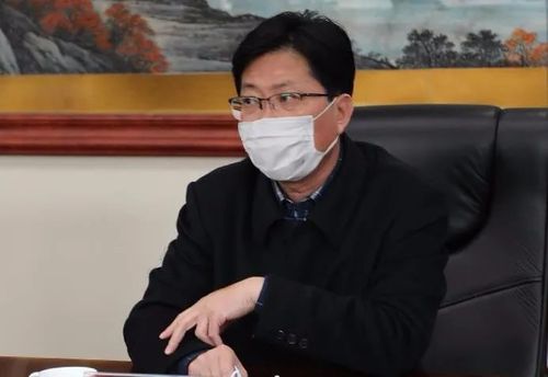 长江镇党委副书记刘金城介绍长江镇疫情防控整体情况