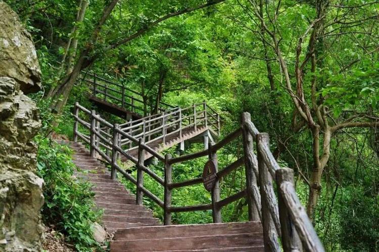 垂直高度300多米(有100层楼那么高),是新昌目前最高的玻璃栈道