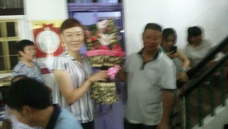 本次晚会主演,十三太保集团公司总裁肖伏生,闪亮登场.