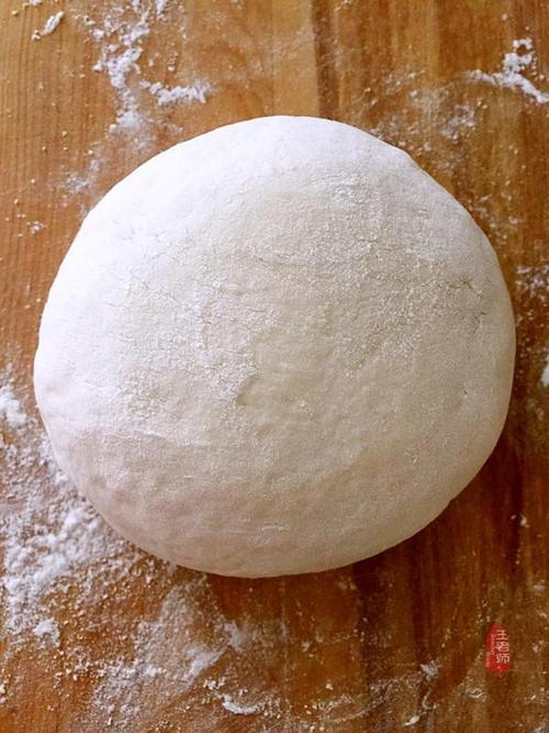 第四步,把面团取出,在案板上用手揉面团,直到面团变得均匀