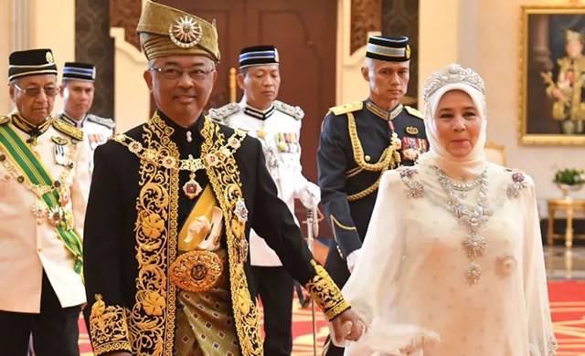 原创60岁马来西亚国王充当摄影师,拿王后当模特,恩爱秀得有点甜!